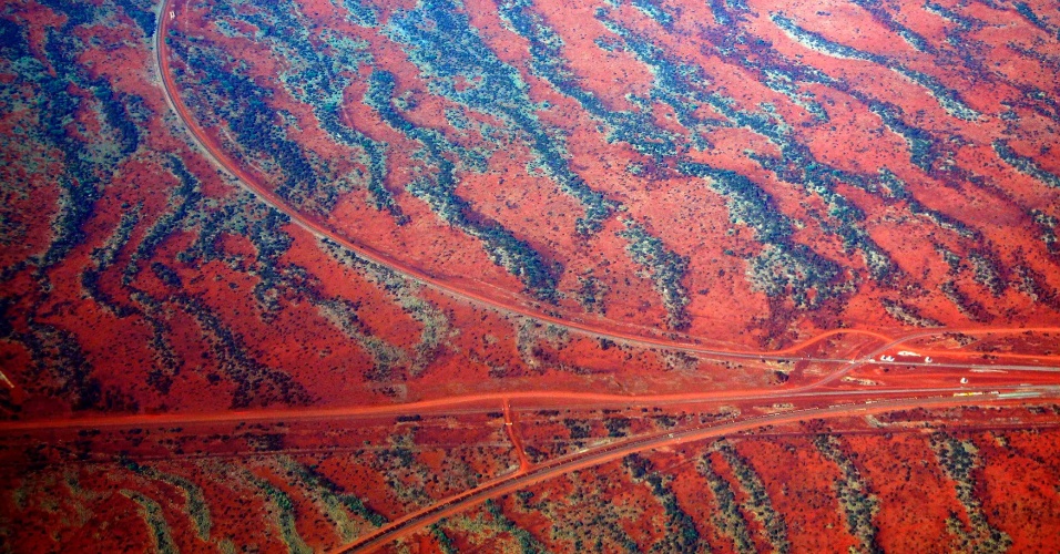 2.dez.2013 - Estradas em várias direções são vistas próximo a dunas de areia, cobertas por vegetação na região de Pilbara, no oeste da Austrália, nesta segunda-feira (2). Pilbara, que tem o tamanho da Espanha, tem o maior depósito de ferro de mundo, cerca de 45% do comércio global do mineral