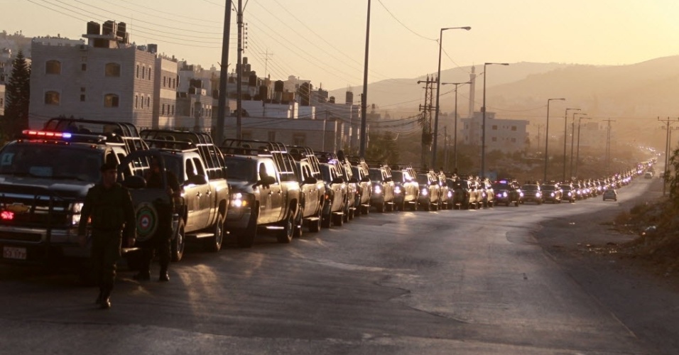 2.nov.2013 - Veículos das forças de segurança da Palestina se enfileiram em uma estrada a caminho da cidade de Nablus, na Cisjordânia, nesta segunda-feira (2). Autoridades informaram que a segurança foi reforçada no distrito palestino