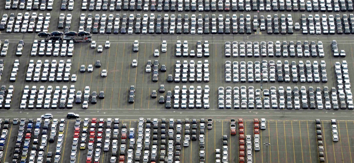 03.dez.2013 - Carros para exportação em estacionamento no porto da cidade de Bremerhaven, na Alemanha. As vendas de automóveis no país em 2013 chegaram aos níveis mais baixos dos últimos três anos - Fabian Bimmer/Reuters