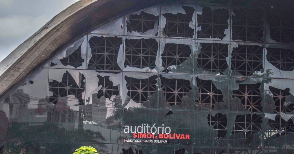 3.dez.2013 - Fachada do Auditório Simón Bolívar, no Memorial da América Latina, em São Paulo, destruída após incêndio que atingiu o local na última sexta-feira (29)