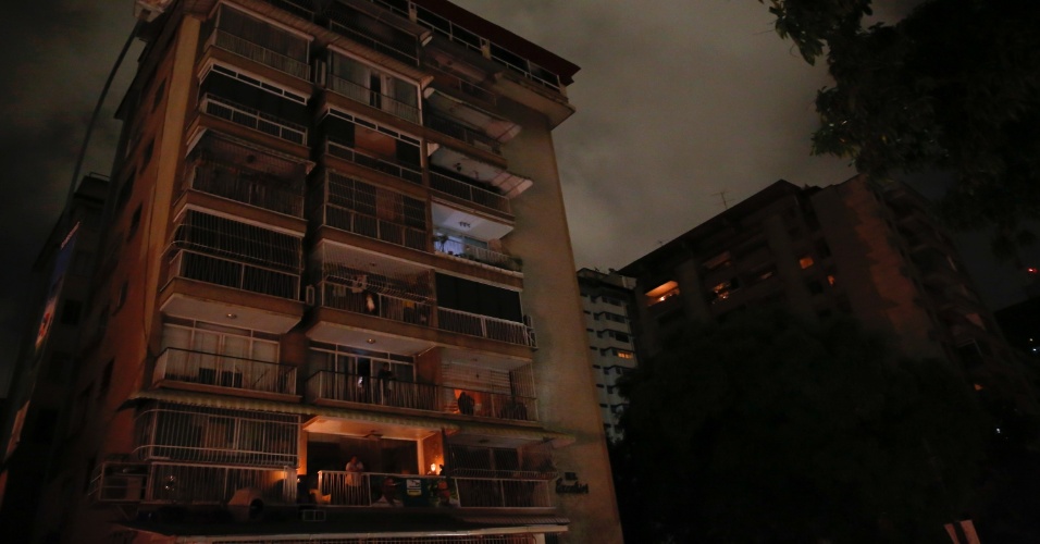 3.dez.2013 - Morador aguarda em varanda de apartamento a regularização do fornecimento de energia elétrica em Caracas (Venezuela)