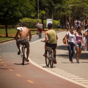 Pessoas aproveitam tarde de calor para andar de bicicleta no parque Ibirapuera, zona sul de São Paulo - Rodrigo Capote/UOL