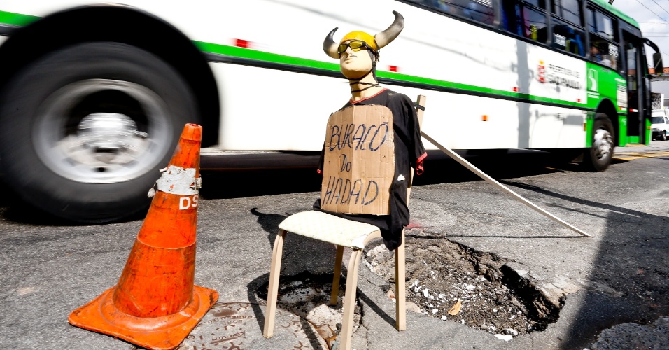3.dez.2013 - Um boneco foi colocado sobre um buraco na rua Joaquim Oliveira Freitas, no Jardim Santo Elias, zona oeste da capital, nesta terça-feira (3)