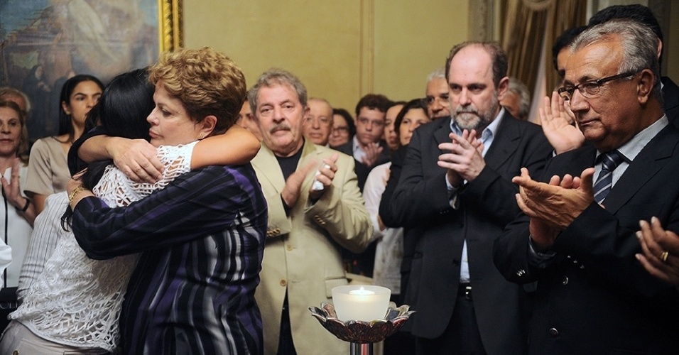 2.dez.2013 - A presidente Dilma Rousseff e o ex-presidente Luiz Inácio Lula da Silva acompanham o velório do governador de Sergipe, Marcelo Déda (PT), morto no hospital Sírio-Libanês, em São Paulo, no Palácio Museu Olímpio Campos, em Aracaju