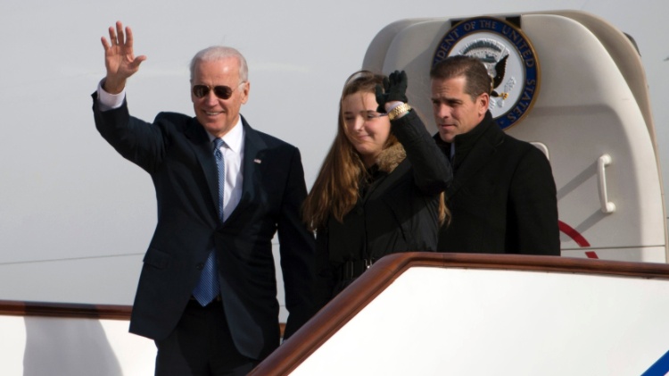 4.dez.2013 - O vice-presidente americano, Joe Biden, acompanhado dos filhos, Finnegan e Hunter Biden