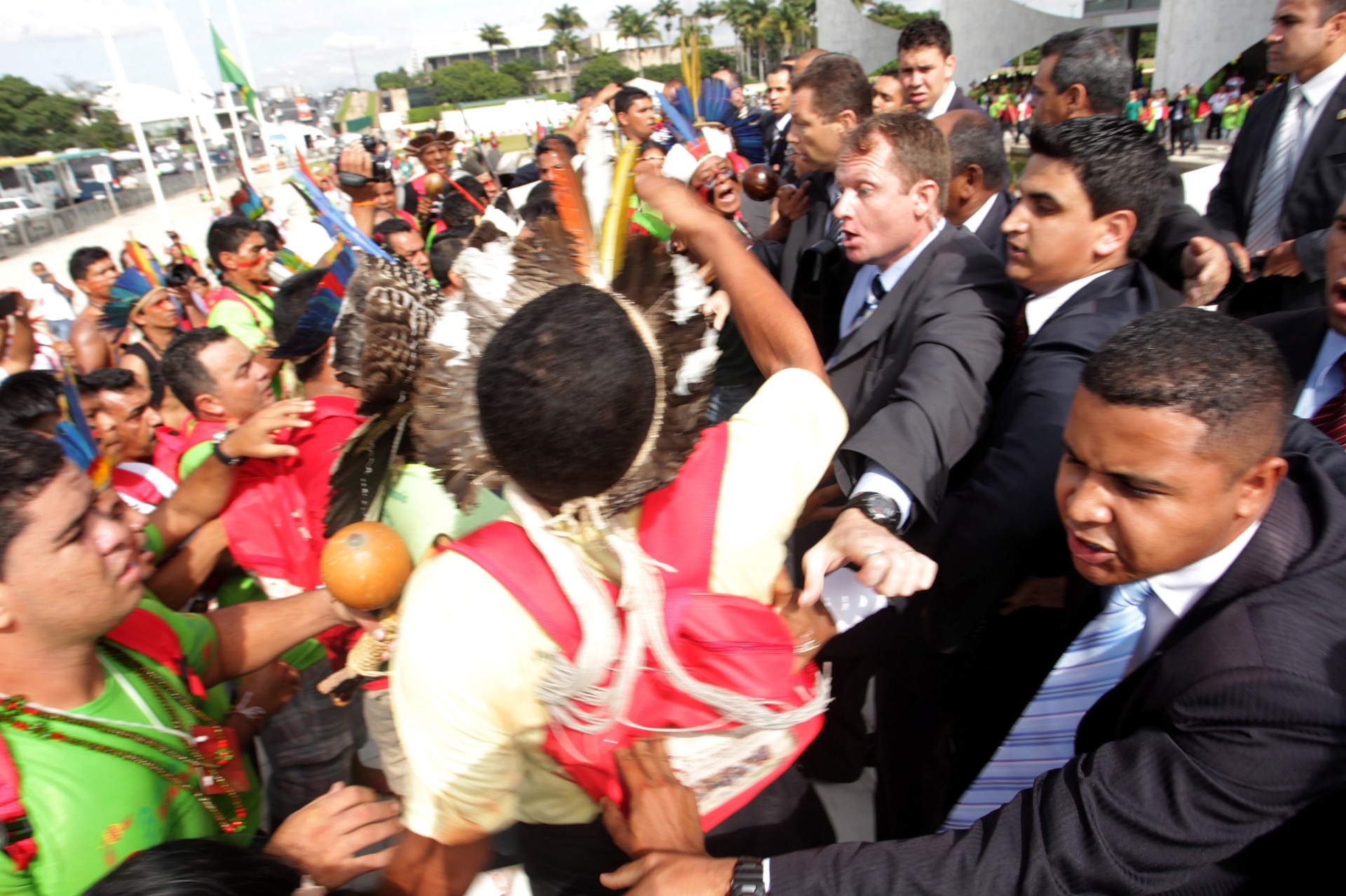 4.dez.2013 - Seguranças do Palácio do Planalto, em Brasília, entram em confronto com índios que protestavam no local nesta quarta-feira (4). Depois de cercarem a sede do Governo Federal, cerca de 1,2 mil índios de várias etnias se dividiram em manifestações no Congresso Nacional e diante do Ministério da Justiça. O grupo protesta contra o que classifica como mais uma iniciativa do governo para inviabilizar a demarcação de terras indígenas. A presidenta Dilma Rousseff não estava no local - Ailton de Freitas/Agência O Globo