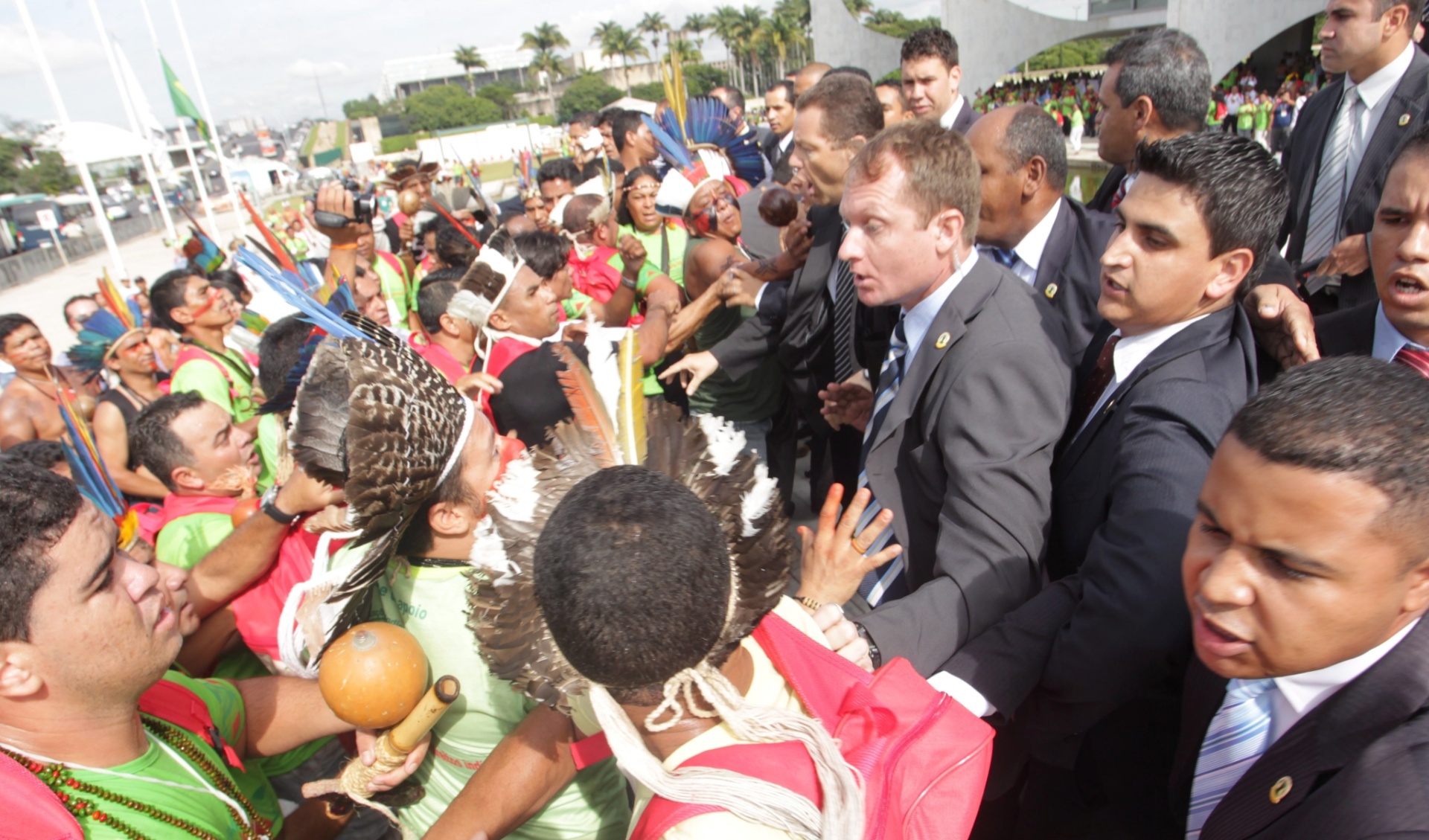 4.dez.2013 - Seguranças do Palácio do Planalto, em Brasília, entram em confronto com índios que protestavam no local nesta quarta-feira (4). Depois de cercarem a sede do Governo Federal, cerca de 1,2 mil índios de várias etnias se dividiram em manifestações no Congresso Nacional e diante do Ministério da Justiça. O grupo protesta contra o que classifica como mais uma iniciativa do governo para inviabilizar a demarcação de terras indígenas. A presidenta Dilma Rousseff não estava no local - Ailton de Freitas/Agência O Globo