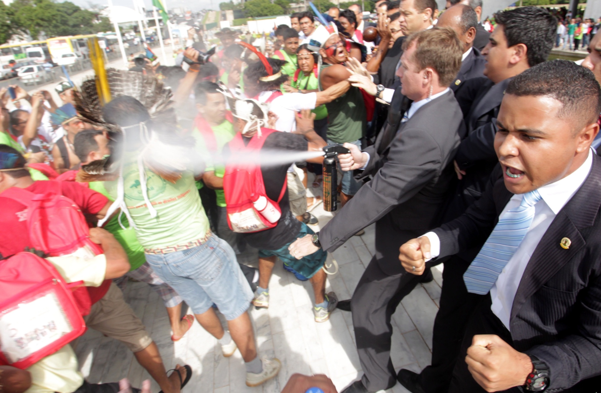 4.dez.2013 - Seguranças do Palácio do Planalto, em Brasília, usam spray de pimenta em confronto com índios que protestavam no local nesta quarta-feira (4). Depois de cercarem a sede do Governo Federal, cerca de 1,2 mil índios de várias etnias se dividiram em manifestações no Congresso Nacional e diante do Ministério da Justiça. O grupo protesta contra o que classifica como mais uma iniciativa do governo para inviabilizar a demarcação de terras indígenas. A presidenta Dilma Rousseff não estava no local - Ailton de Freitas/Agência O Globo