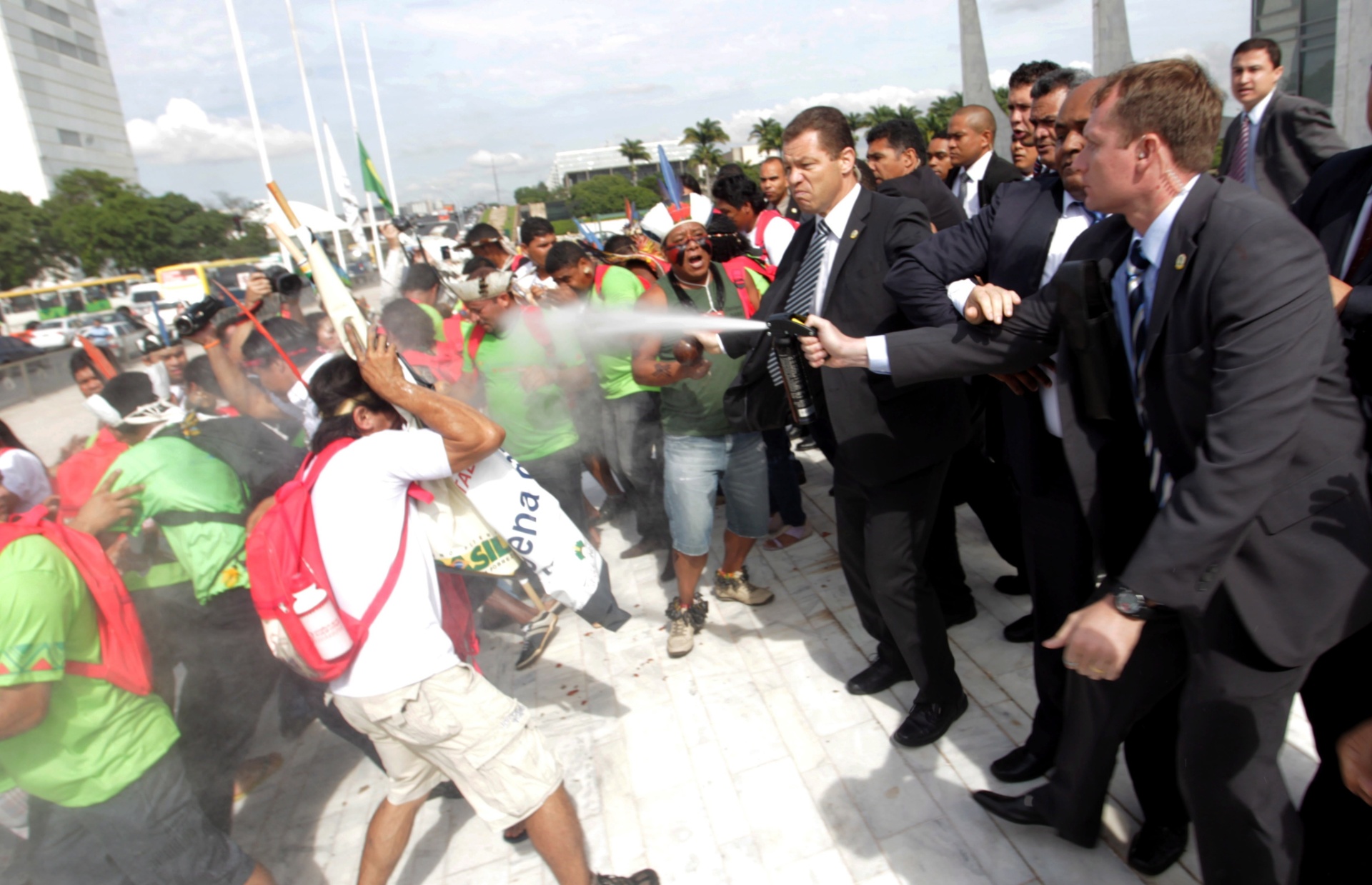 4.dez.2013 - Seguranças do Palácio do Planalto, em Brasília, usam spray de pimenta em confronto com índios que protestavam no local nesta quarta-feira (4). Depois de cercarem a sede do Governo Federal, cerca de 1,2 mil índios de várias etnias se dividiram em manifestações no Congresso Nacional e diante do Ministério da Justiça. O grupo protesta contra o que classifica como mais uma iniciativa do governo para inviabilizar a demarcação de terras indígenas. A presidenta Dilma Rousseff não estava no local - Ailton de Freitas/Agência O Globo