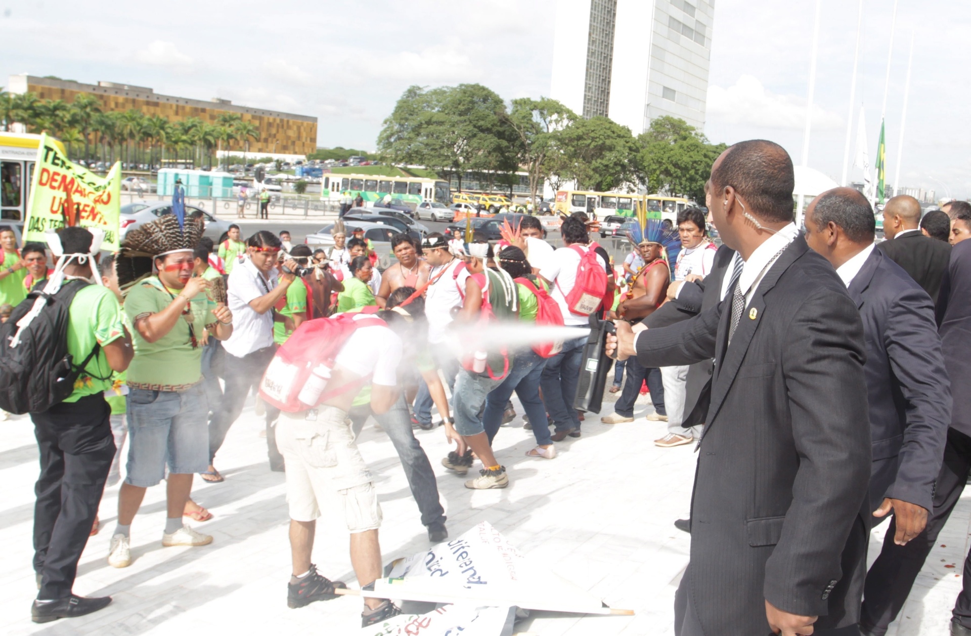 4.dez.2013 - Seguranças do Palácio do Planalto, em Brasília, usam spray de pimenta em confronto com índios que protestavam no local nesta quarta-feira (4). Depois de cercarem a sede do Governo Federal, cerca de 1,2 mil índios de várias etnias se dividiram em manifestações no Congresso Nacional e diante do Ministério da Justiça. O grupo protesta contra o que classifica como mais uma iniciativa do governo para inviabilizar a demarcação de terras indígenas. A presidenta Dilma Rousseff não estava no local - Ailton de Freitas/Agência O Globo