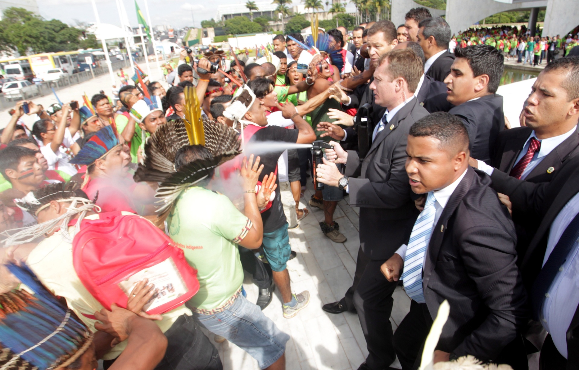 4.dez.2013 - Seguranças do Palácio do Planalto, em Brasília, usam spray de pimenta em confronto com índios que protestavam no local nesta quarta-feira (4). Depois de cercarem a sede do Governo Federal, cerca de 1,2 mil índios de várias etnias se dividiram em manifestações no Congresso Nacional e diante do Ministério da Justiça. O grupo protesta contra o que classifica como mais uma iniciativa do governo para inviabilizar a demarcação de terras indígenas. A presidenta Dilma Rousseff não estava no local - Ailton de Freitas/Agência O Globo