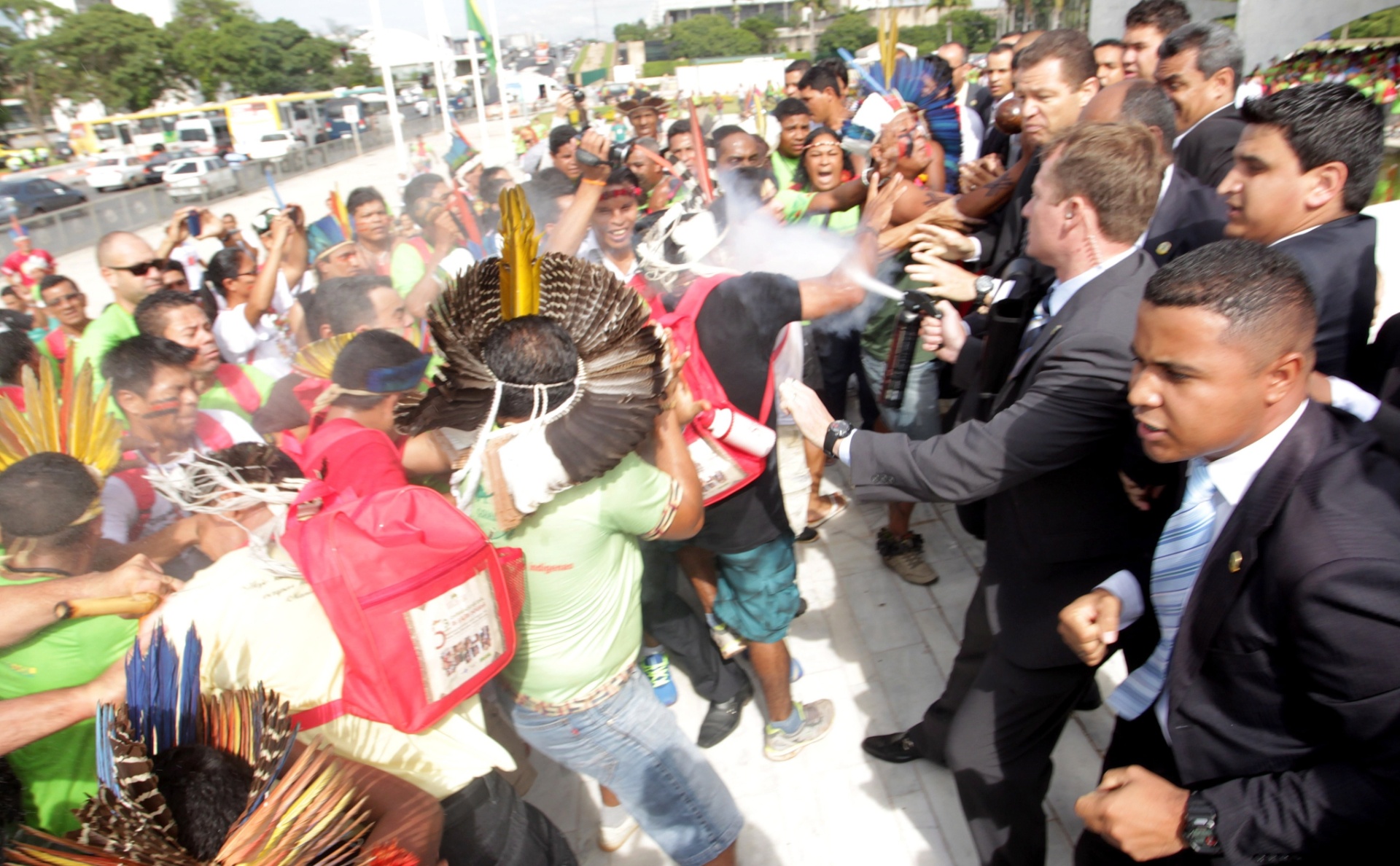 4.dez.2013 - Seguranças do Palácio do Planalto, em Brasília, usam spray de pimenta em confronto com índios que protestavam no local nesta quarta-feira (4). Depois de cercarem a sede do Governo Federal, cerca de 1,2 mil índios de várias etnias se dividiram em manifestações no Congresso Nacional e diante do Ministério da Justiça. O grupo protesta contra o que classifica como mais uma iniciativa do governo para inviabilizar a demarcação de terras indígenas. A presidenta Dilma Rousseff não estava no local - Ailton de Freitas/Agência O Globo