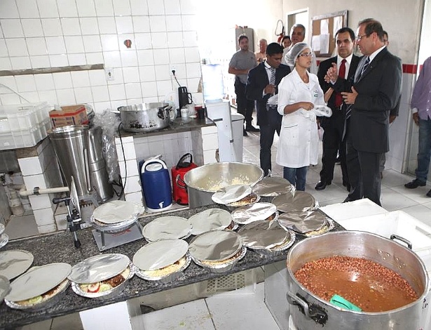 Mutirão carcerário do CNJ (Conselho Nacional de Justiça) visita uma das cozinhas onde é preparada a comida dos presos - Caio Loureiro/TJ-AL/Divulgação