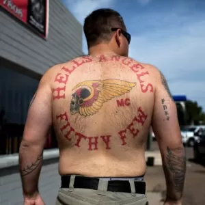 Apoiante dos Hells Angels filmado a urinar em carro da PSP