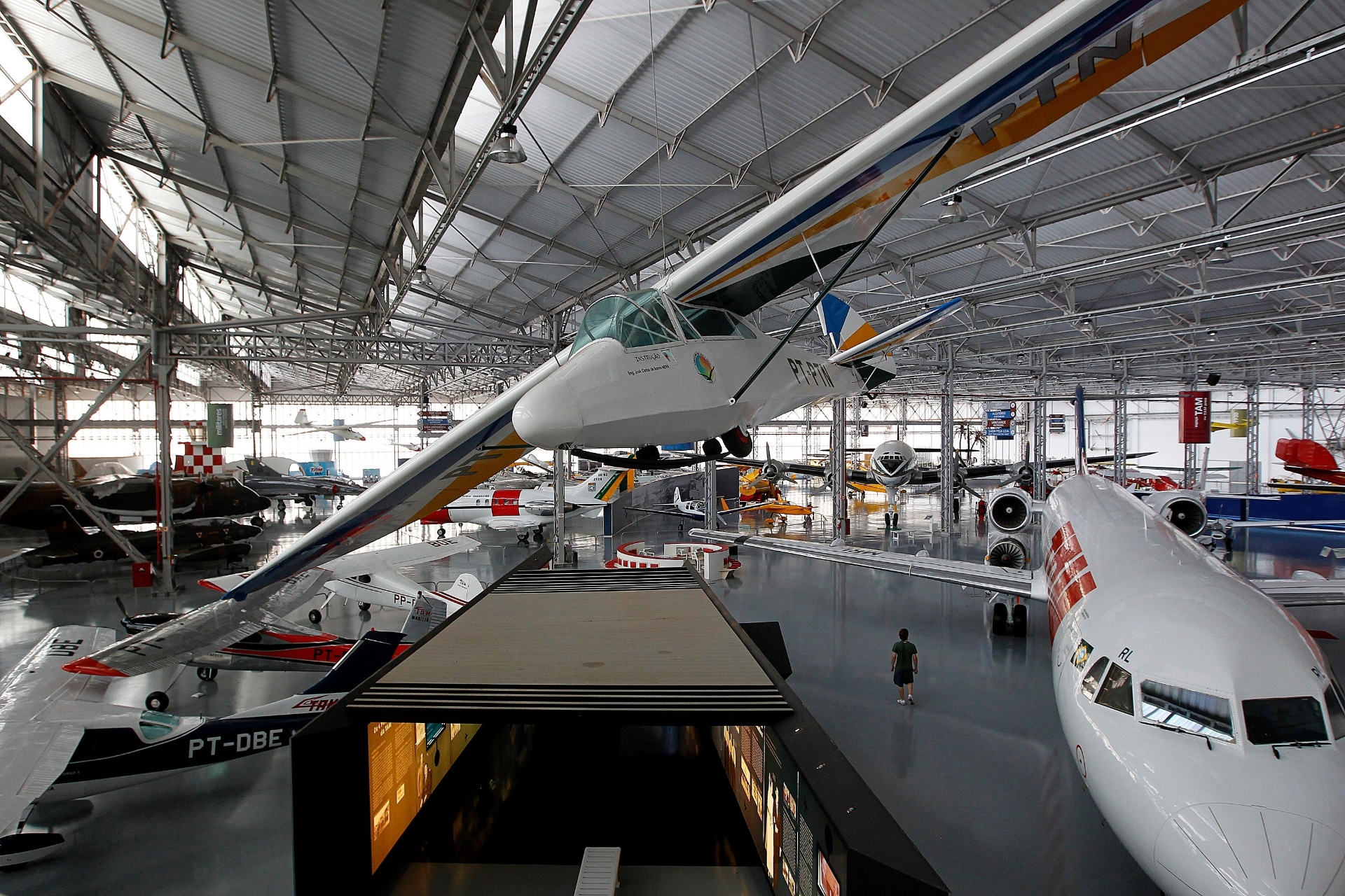 Museu tem aviões de guerra, 14 Bis, dirigível e uniformes de aeromoças 09/12/2013 UOL Economia Museu tem aviões de guerra, 14 Bis, dirigível e uniformes de aeromoças 09/12/2013 UOL Economia