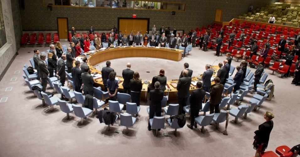 05.dez.2013 - Membros do Conselho de Segurança da ONU fazem um minuto de silêncio na sede das Nações Unidas, em Nova York, após a notícia da morte do ex-presidente sul-africano Nelson Mandela, nesta quinta-feira (5)