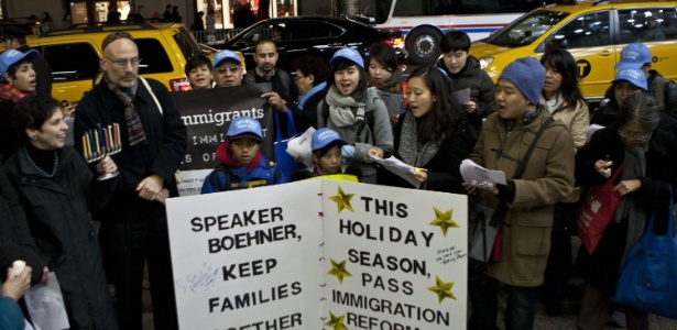 Manifestantes protestam a favor da reforma da imigração em Nova York, nos Estados Unidos - 4.dez.2013 - Kena Betancur/EFE