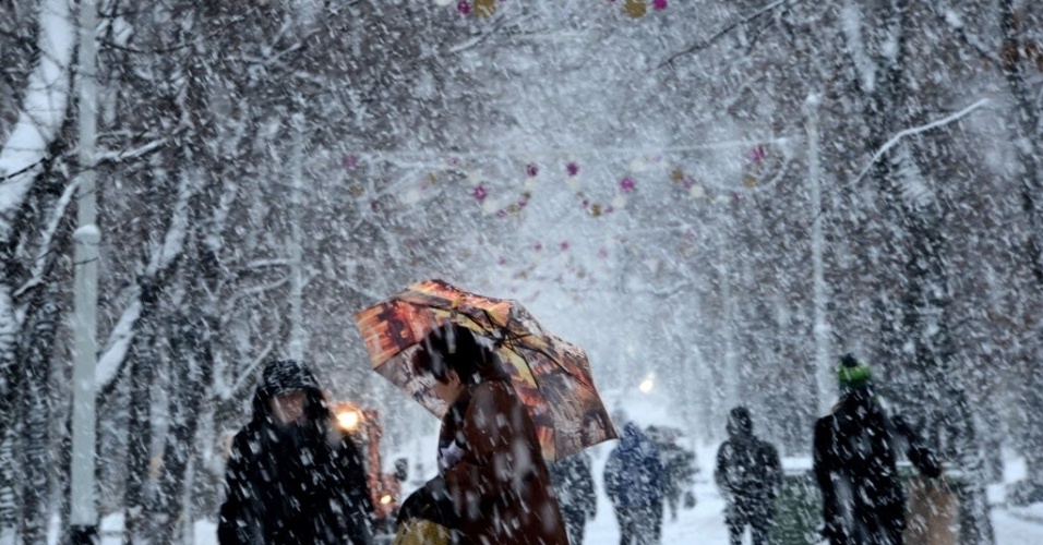 5.dez.2013 - Mulher caminha pelo boulevard Tverskoi, coberto pela neve, no centro de Moscou nesta quinta-feria (5)