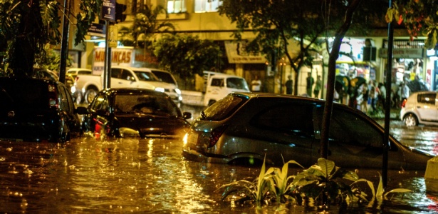 Carros ficam parcialmente encobertos em rua inundada durante chuva forte no Rio de Janeiro - Murilo Rezende/Futurapress/Estadão Conteúdo