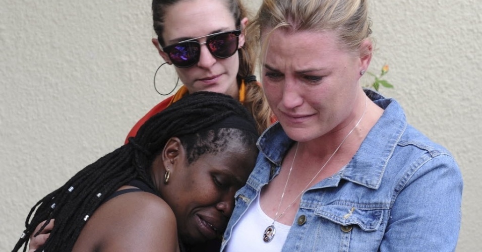 6.dez.2013 - Pessoas choram em frente a casa de Nelson Mandela, em Houghton, Johanesburgo, África do Sul