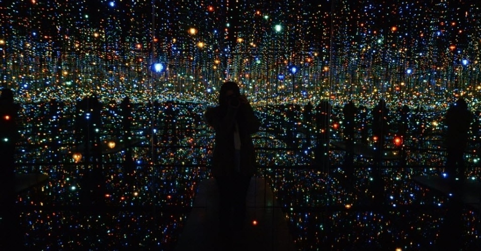 6.dez.2013 - Visitante observa o reflexo de sua imagem e as diferentes cores na instalação "Infinity Mirrored Room-The Souls of Millions of Light Years Away", do artista japonês Yayoi Kusama, em Nova York, nos Estados Unidos