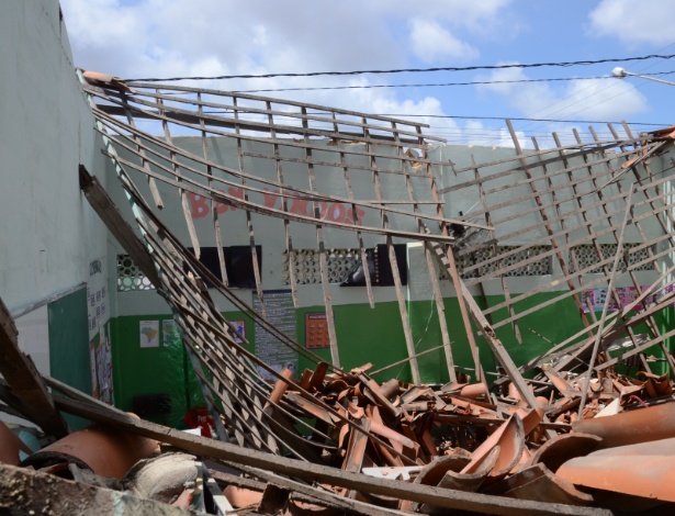 Teto da Escola Estadual Cônego Monte, no RN, desabou na madrugada de hoje  - Júnior Santos/Tribuna do Norte/Estadão Conteúdo