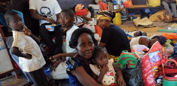 Famílias se refugiam dentro da igreja Saint-Bernard, em Bangui, na República Centro-Africana, neste sábado (7), fugindo de uma onda de violência entre milícias cristãs e muçulmanas que já dura dois dias