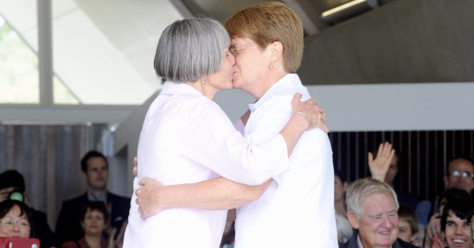 7.dez.2013 - Darlene Cox (à dir.) e Liz Holcombe se casam em Canberra (Austrália). Entrou em vigor à 0h a legislação que permite o casamento gay na cidade, a primeira lei do tipo em todo o país. O Supremo Tribunal vai analisar em 12 de dezembro se a medida tem validade e pode derrubá-la
