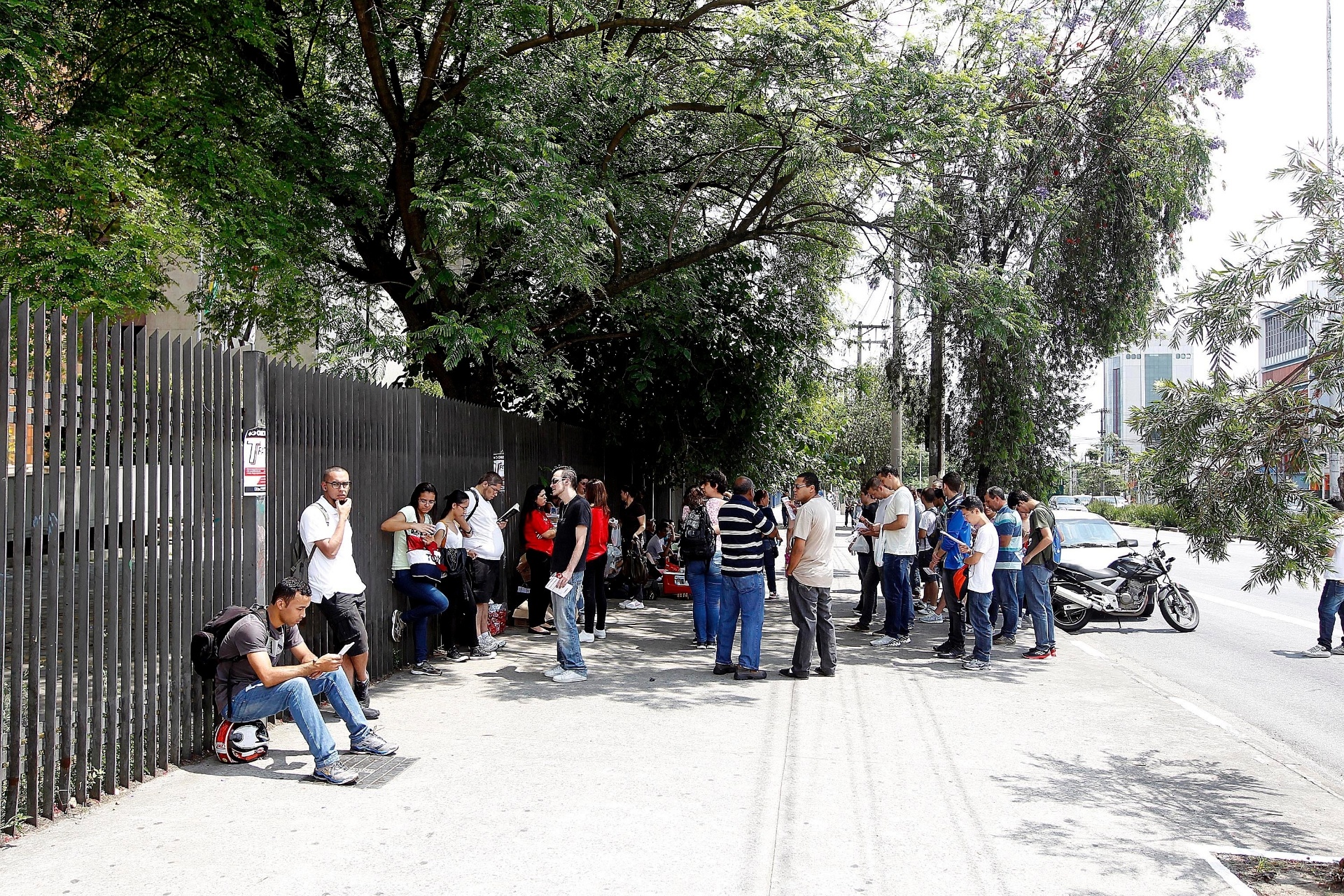 8.dez.2013 - Candidatos aguardam a abertura dos portões para a prova do vestibular 2014 das Fatecs (Faculdades de Tecnologia do Estado de São Paulo). Gestão de Negócios e Inovação da Fatec Sebrae, na capital paulista, é o curso mais concorrido, com 18,63 candidatos por vaga - Reinaldo Canato/UOL