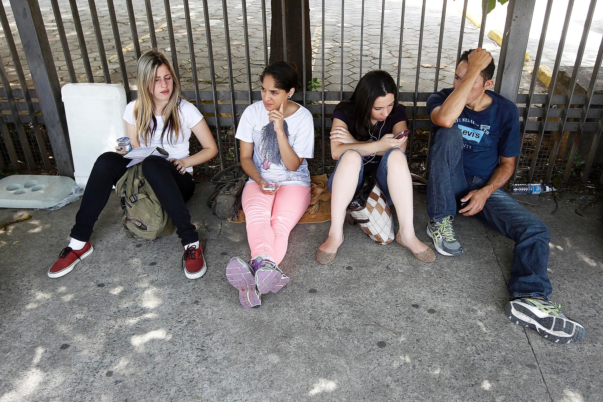 8.dez.2013 - Candidatos aguardam a abertura dos portões para a prova do vestibular 2014 das Fatecs (Faculdades de Tecnologia do Estado de São Paulo). Gestão de Negócios e Inovação da Fatec Sebrae, na capital paulista, é o curso mais concorrido, com 18,63 candidatos por vaga - Reinaldo Canato/UOL