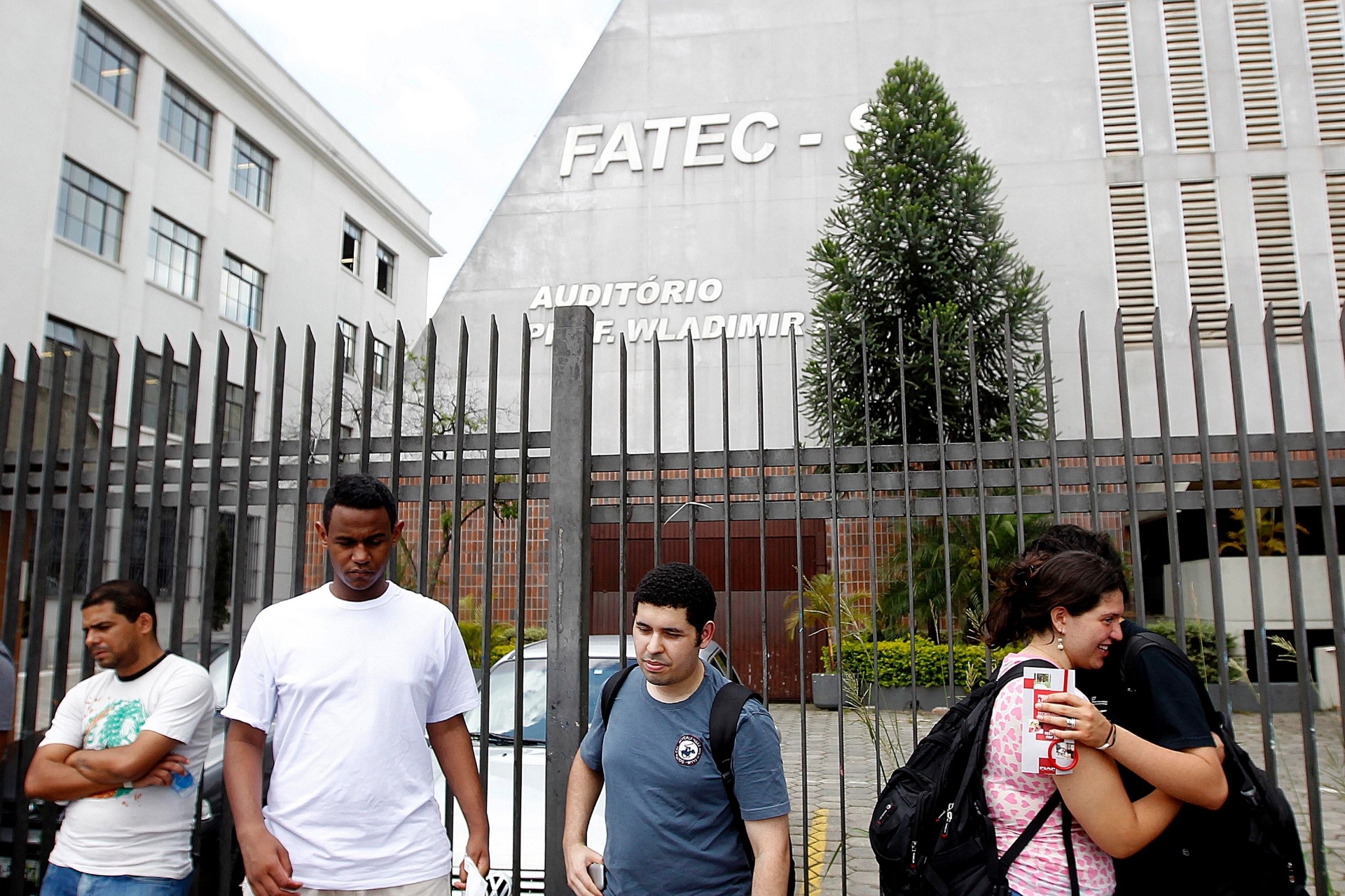 8.dez.2013 - Candidatos aguardam a abertura dos portões para a prova do vestibular 2014 das Fatecs (Faculdades de Tecnologia do Estado de São Paulo). Gestão de Negócios e Inovação da Fatec Sebrae, na capital paulista, é o curso mais concorrido, com 18,63 candidatos por vaga - Reinaldo Canato/UOL