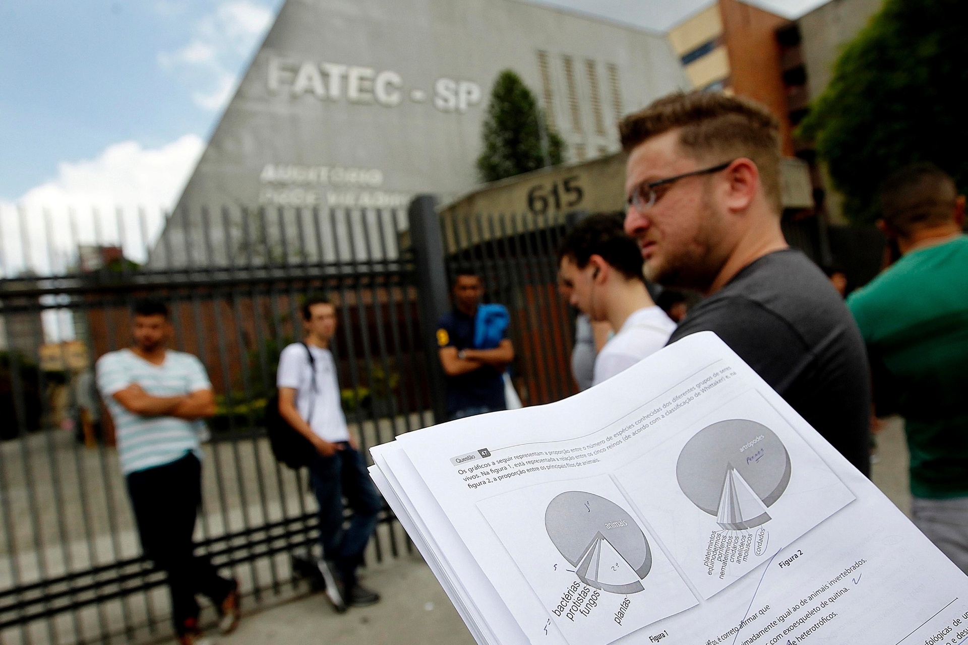 8.dez.2013 - Candidatos aguardam a abertura dos portões para a prova do vestibular 2014 das Fatecs (Faculdades de Tecnologia do Estado de São Paulo). Gestão de Negócios e Inovação da Fatec Sebrae, na capital paulista, é o curso mais concorrido, com 18,63 candidatos por vaga - Reinaldo Canato/UOL