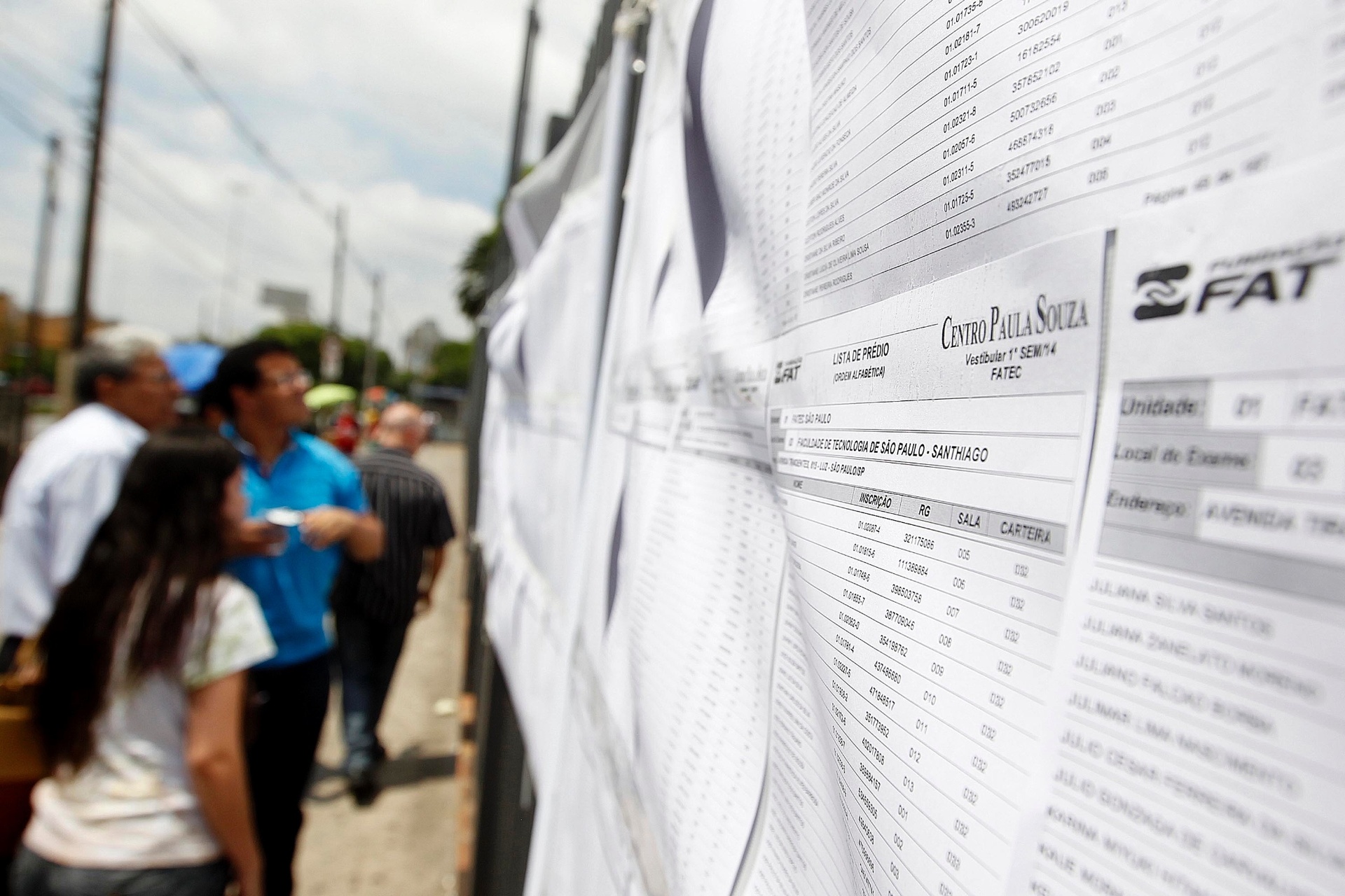 8.dez.2013 - Candidatos conferem o ensalamento para a prova do vestibular 2014 das Fatecs (Faculdades de Tecnologia do Estado de São Paulo). O exame será composto de uma redação e 54 questões, cada uma com cinco alternativas - Reinaldo Canato/UOL