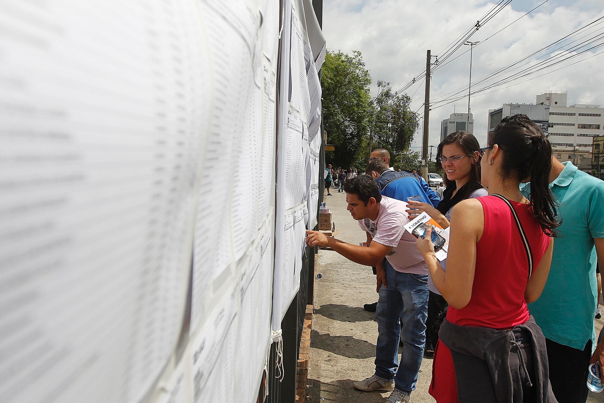 8.dez.2013 - Candidatos conferem o ensalamento para a prova do vestibular 2014 das Fatecs (Faculdades de Tecnologia do Estado de São Paulo). O exame será composto de uma redação e 54 questões, cada uma com cinco alternativas - Reinaldo Canato/UOL