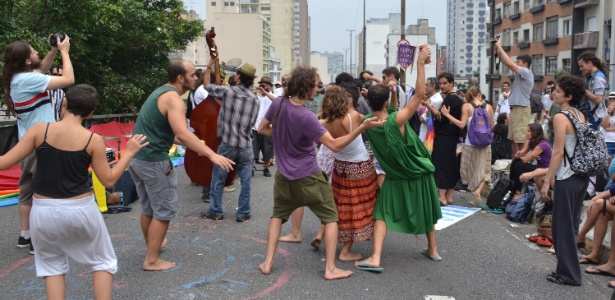 Integrantes de movimentos sociais fizeram na tarde deste domingo (8) manifestação artística no elevado Presidente Costa e Silva, conhecido como Minhocão, na zona central de São Paulo - J. Duran Machfee/Futura Press/Estadão Conteúdo