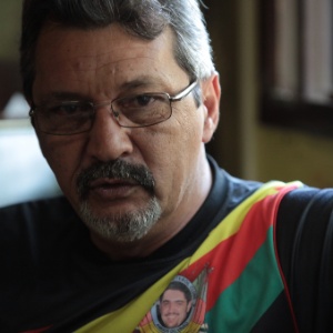 Ogier Rosado usa camiseta com imagem do filho Vinícius Montardo Rosado, que morreu na boate Kiss após ter salvo algumas pessoas, conforme relatos de testemunhas  - Juliano Mendes/UOL