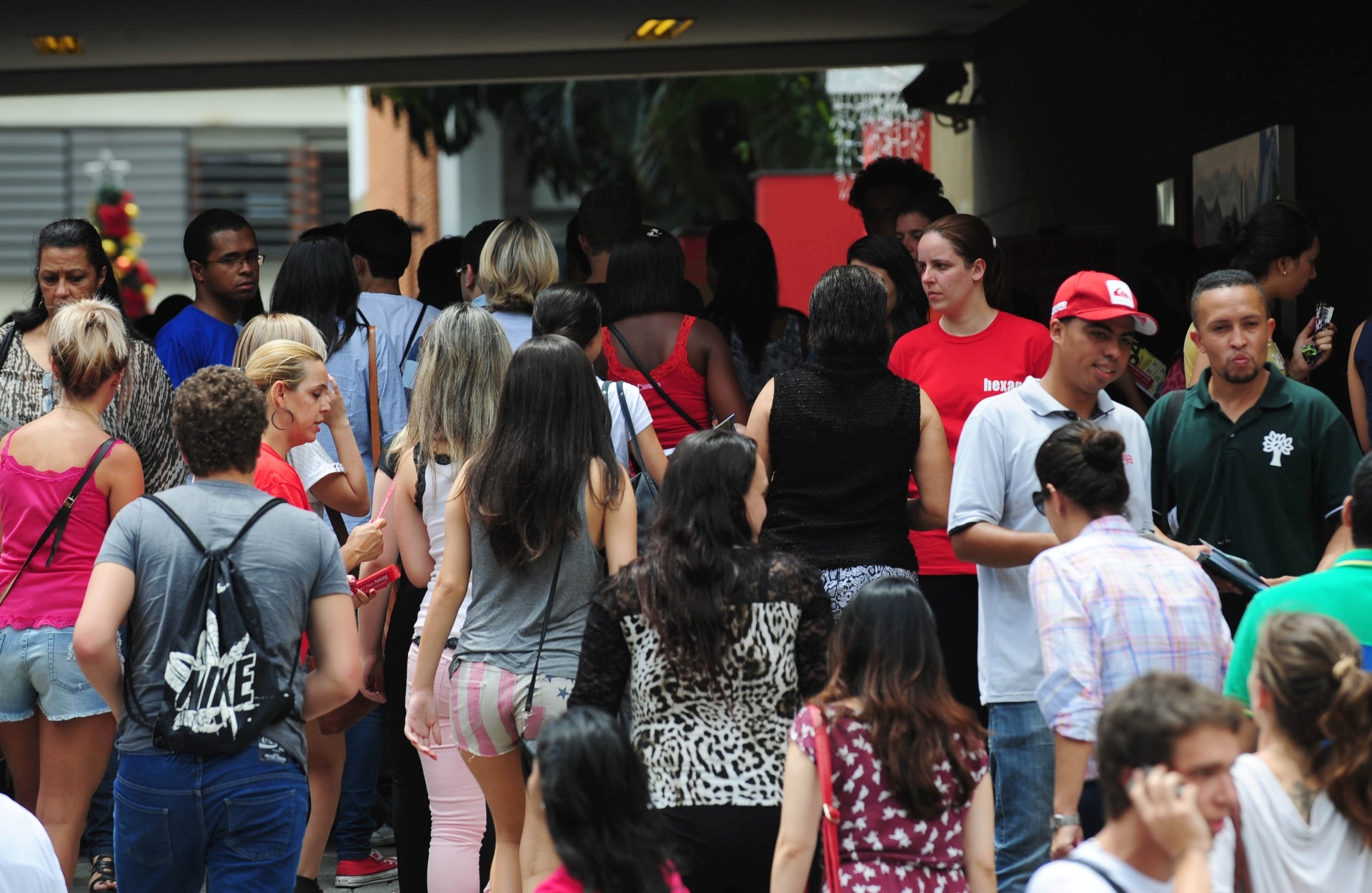 9.dez.2013 - Candidatos aguardam a abertura dos portões para a prova do vestibular 2014 do Mackenzie. São oferecidas 4.270 vagas, sendo 3.850 em Higienópolis, 80 em Alphaville e 340 em Campinas - Junior Lago/UOL