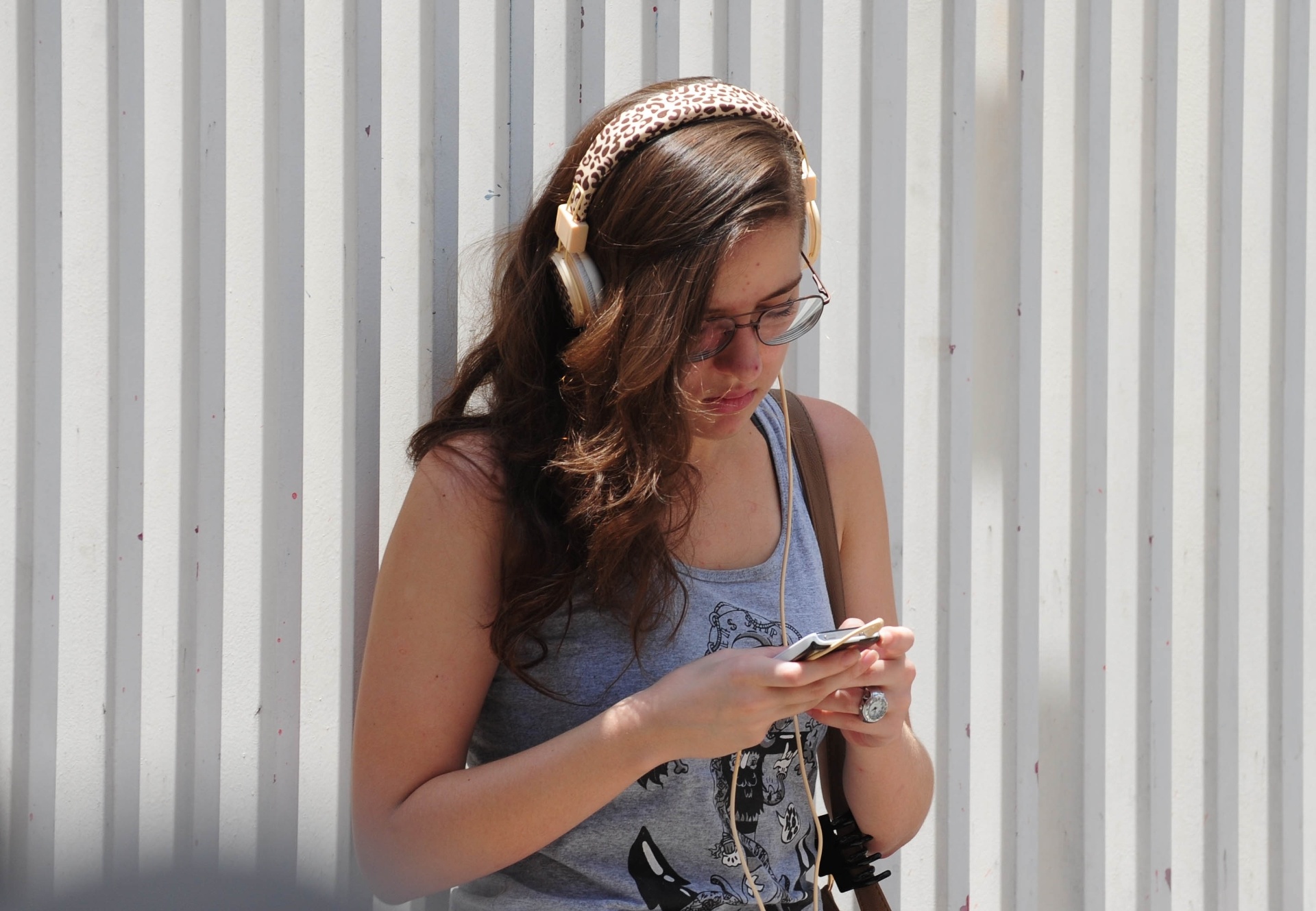 9.dez.2013 - Candidata aguarda a abertura dos portões para a prova do vestibular 2014 do Mackenzie. São oferecidas 4.270 vagas, sendo 3.850 em Higienópolis, 80 em Alphaville e 340 em Campinas - Junior Lago/UOL