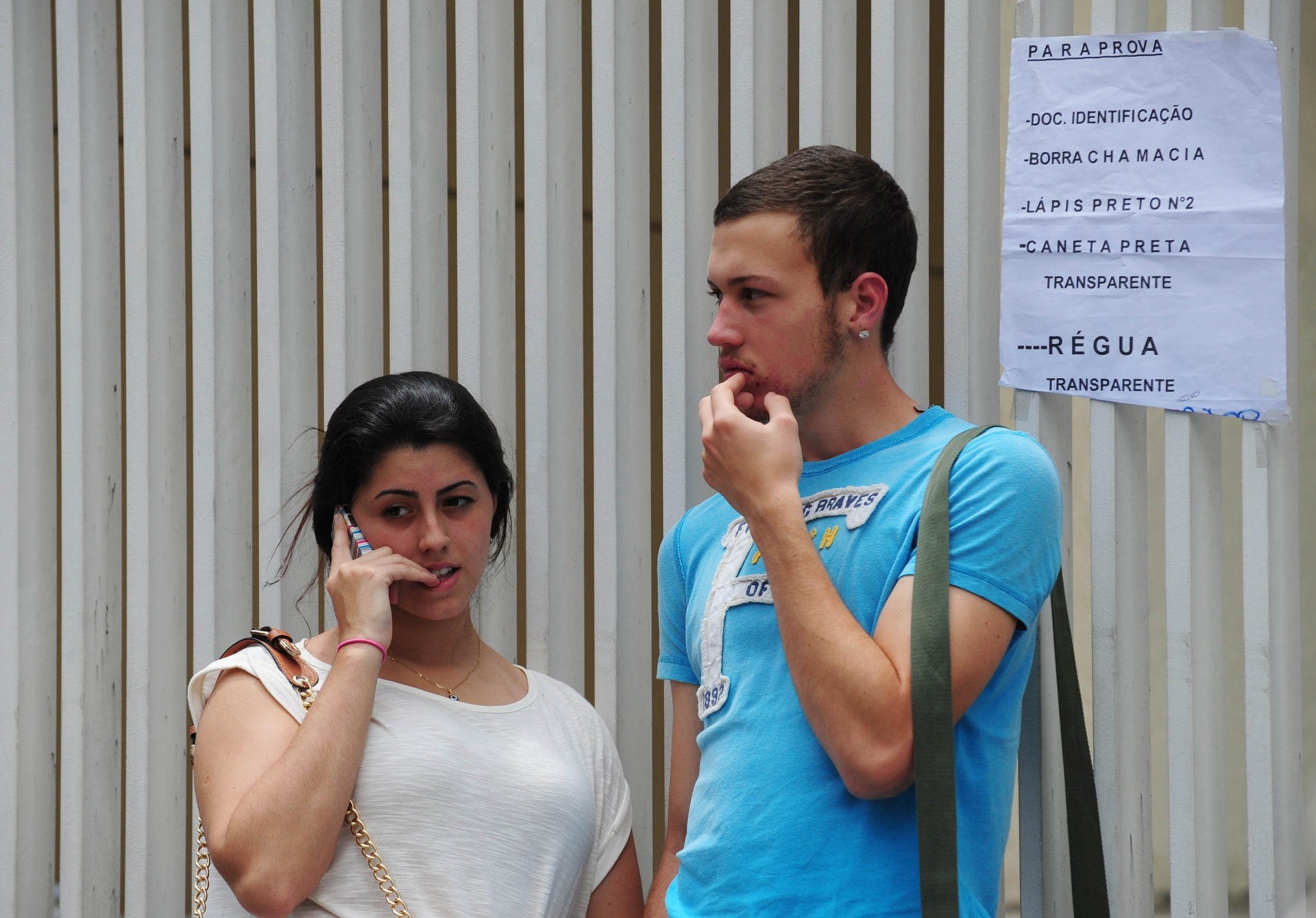 9.dez.2013 - Candidatos aguardam a abertura dos portões para a prova do vestibular 2014 do Mackenzie. São oferecidas 4.270 vagas, sendo 3.850 em Higienópolis, 80 em Alphaville e 340 em Campinas - Junior Lago/UOL