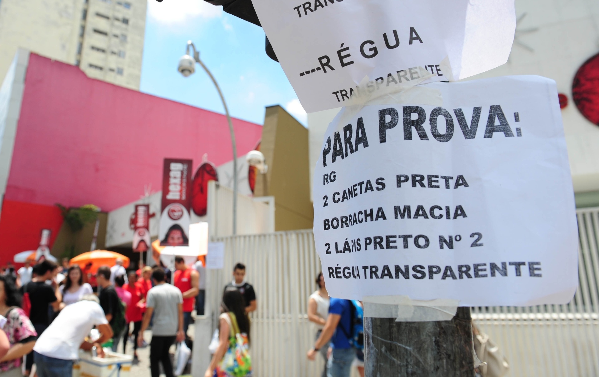9.dez.2013 - Estudantes antes do início da prova do vestibular 2014 do Mackenzie. São oferecidas 4.270 vagas, sendo 3.850 em Higienópolis, 80 em Alphaville e 340 em Campinas - Junior Lago/UOL