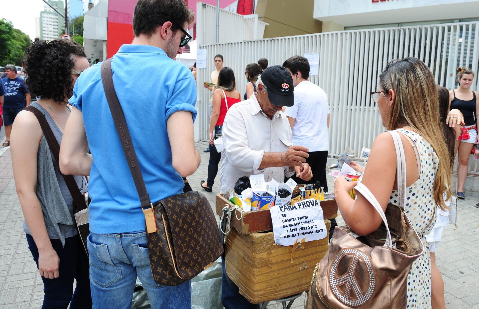 9.dez.2013 - Estudantes compram canetas antes da prova do vestibular 2014 do Mackenzie. São oferecidas 4.270 vagas, sendo 3.850 em Higienópolis, 80 em Alphaville e 340 em Campinas - Junior Lago/UOL