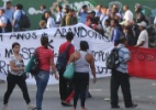 Manifestantes encerram protesto que bloqueou garagem de ônibus no Grajaú - Marcos Bezerra/Estadão Conteúdo