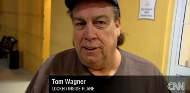 Tom Wagner está indignado com a companhia aérea que o esqueceu dentro do avião - Reprodução/CNN
