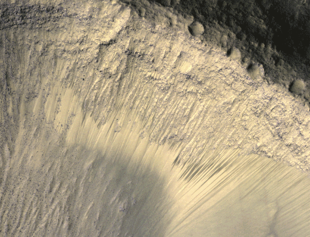 Imagens da alta resolução mostram o aparecimento de manchas escuras sobre inclinação de Marte com a mudança de estações - Nasa/JPL-Caltech/Univ. do Arizona