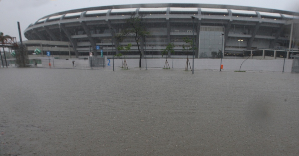 11.dez.2013 - A avenida Radial Oeste, na altura do estádio do Maracanã, na zona norte do Rio de Janeiro, fica alagada na manhã desta quarta-feira (11) devido à forte chuva que atinge a cidade