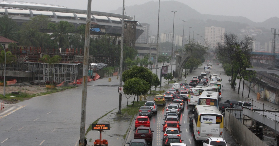 11.dez.2013 - Trânsito fica congestionado na avenida Radial Oeste, na altura do estádio do Maracanã, zona norte do Rio de Janeiro, na manhã desta quarta-feira (11). A chuva que atinge a cidade desde a noite de ontem provoca diversos pontos de alagamento
