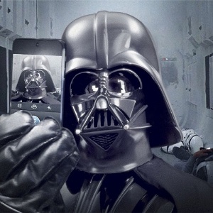 No Instagram, Darth Vader publicou um selfie. ""Mais um dia no escritório"", escreveu - Reprodução/Instagram