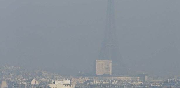 Poluição prejudica a visibilidade na região da torre Eiffel, em Paris, em dezembro último - Thomas Samson/AFP
