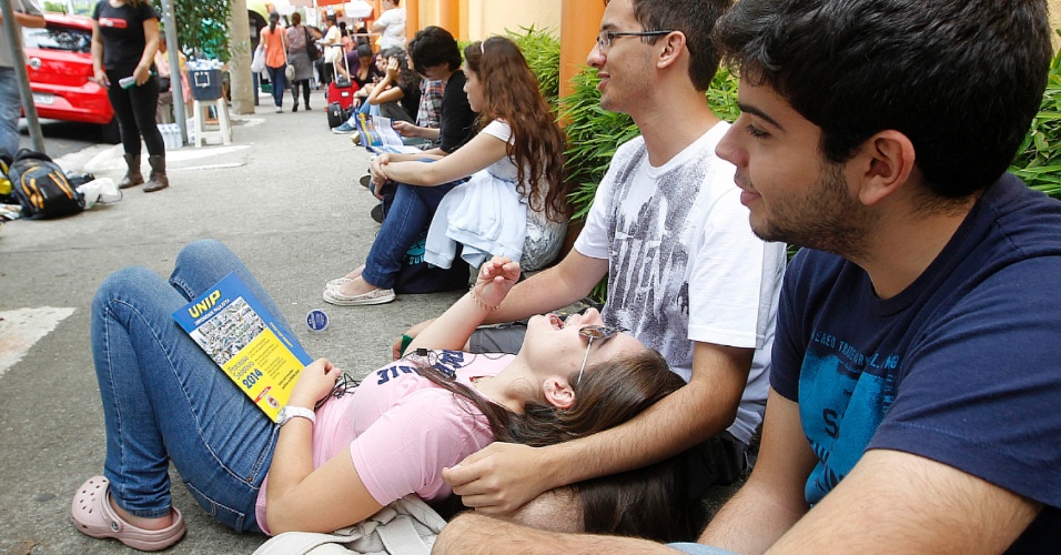 Candidatos aguardam para fazer a prova do primeiro dia do vestibular misto da Unifesp 2014