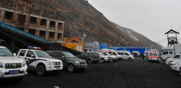 Ambulâncias e viaturas ficam à disposição do lado de fora de mina de carvão em Xinjiang (China), depois que uma explosão de gás deixou 22 operários presos no local - Zhao Ge/Xinhua